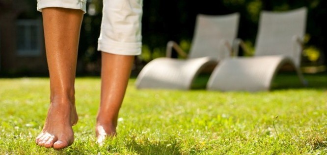 Barfuß auf der Parkwiese in Menschels Vitalresort, Naheland, Meddersheim, Bad Sobernheim  