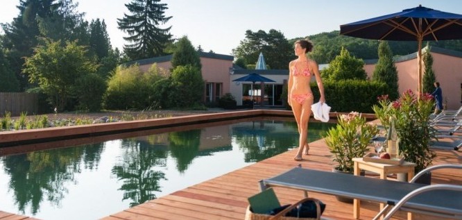 Eine Frau im Bikini auf der Poolterrasse in Menschels Vitalresort, Naheland, Meddersheim, Bad Sobernheim  