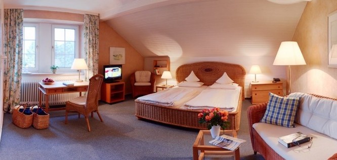 Blick in das gemütliche Doppelzimmer mit Dachschräge in Menschels Vitalresort, Naheland, Meddersheim, Bad Sobernheim  