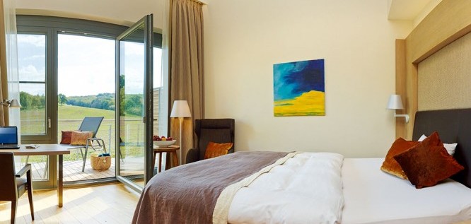 Einzelzimmer im Haus Igelsberg mit Balkon und Blick in die Landschaft um Menschels Vitalresort, Naheland, Meddersheim, Bad Sobernheim   