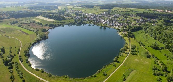 Luftaufnahme Maar mit Dorf beim Michels Wohlfühlhotel, Rheinland-Pfalz, Vulkan-Eifel, Schalkenmehren  