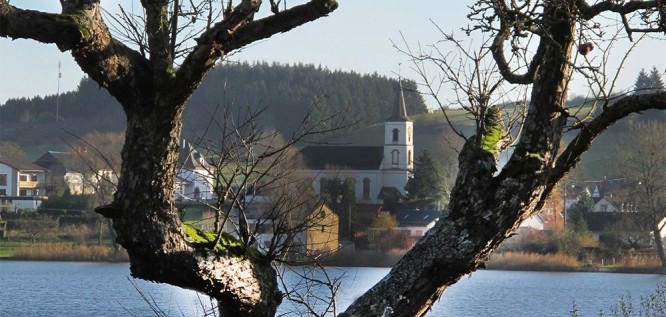 Blick auf die Dorfkirche am Maar bei Michels Wohlfühlhotel, Rheinland-Pfalz, Vulkan-Eifel, Schalkenmehren  