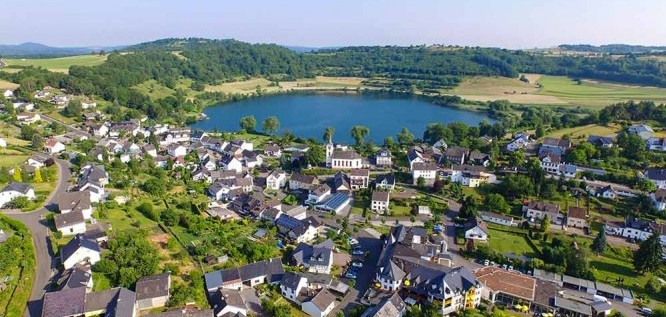 Das Maar und Dorf aus der Luft gesehen, Michels Wohlfühlhotel, Rheinland-Pfalz, Vulkan-Eifel, Schalkenmehren  