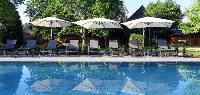 Sonnenliegen am Außenpool von Michels Wohlfühlhotel, Rheinland-Pfalz, Vulkan-Eifel, Schalkenmehren  