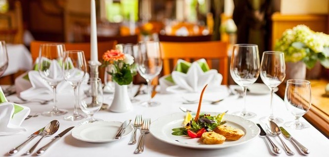 Festlich gedeckter Tisch im Restaurant von Michels Wohlfühlhotel, Rheinland-Pfalz, Vulkan-Eifel, Schalkenmehren  