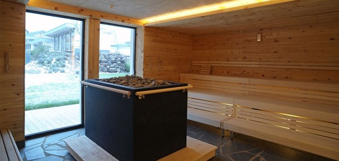 Die Aufguss Sauna mit Blick in den Garten von Michels Wohlfühlhotel, Rheinland-Pfalz, Vulkan-Eifel, Schalkenmehren  