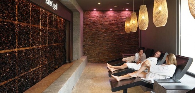 Sole-Gradierwerk mit Wärmeliegen in Michels Wohlfühlhotel, Rheinland-Pfalz, Vulkan-Eifel, Schalkenmehren  