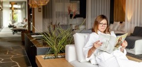 Eine Dame entspannt beim Lesen im Spa des Michels Wohlfülhotel