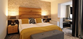 Großzügiges Doppelzmmer mit Sitzecke und Balkon in Michels Wohlfühlhotel, Rheinland-Pfalz, Vulkan-Eifel, Schalkenmehren