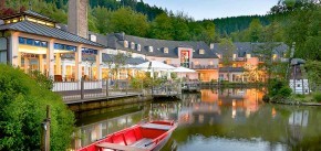 Blick über den Mühlteich auf Terrasse und Saunahaus des Molitors Mühle Hotel & Spa, Vulkan-Eifel, Eisenschmitt 