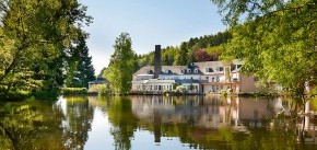 Blick über den See auf Molitors Mühle - Hotel & Spa