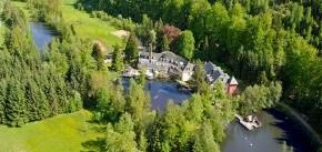 Das Haus aus der Luft gesehen in der Seenlandschaft um das Molitors Mühle Hotel & Spa, Vulkan-Eifel, Eisenschmitt 