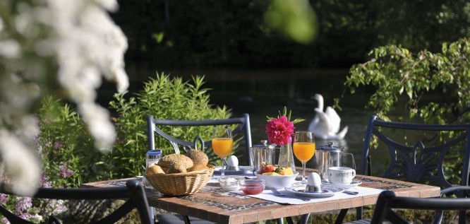 Fruehstueck auf der Terrasse im Hotel Molitors Muehle-Vulkaneifel