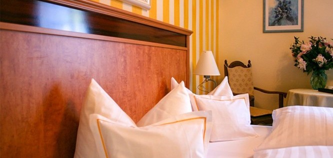 Doppelbett und Blumen im Molitors Mühle Hotel & Spa, Vulkan-Eifel, Eisenschmitt 