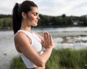Frau in Gebetshaltung am See - Parkhotel am Soier See - Bayern - Ammergauer Alpen