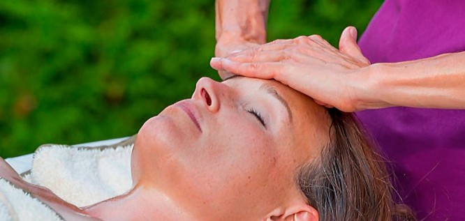 Frau entspannt bei sanfter Gesichtsmassage im Wellness Resort Romantischer Winkel im Harz, Bad Sachsa