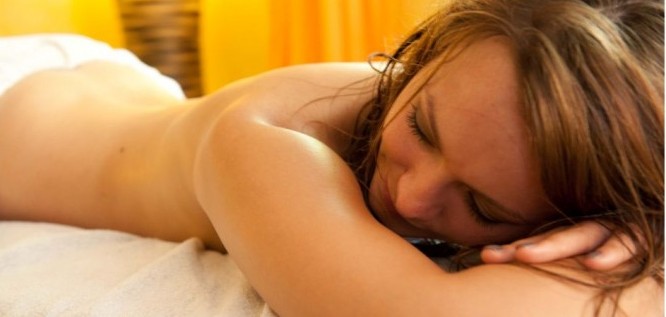 Frau entspannt im Wellness Resort Romantischer Winkel im Harz, Bad Sachsa