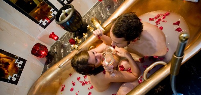 Romantischer Winkel - Bad Sachsa - Harz - Paar in der Kaiserwanne