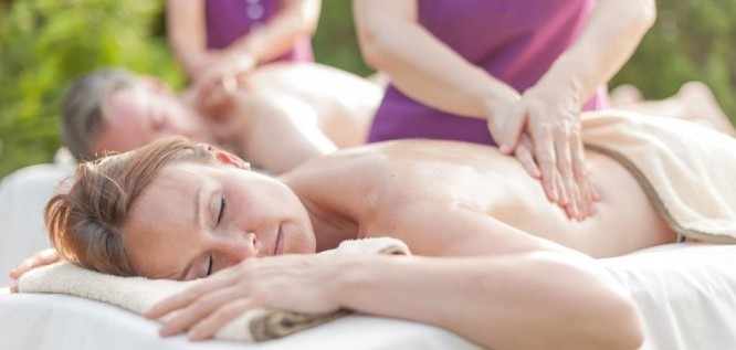 Paar entspannt bei einer Rückenmassage im Garten des Wellness Resort Romantischer Winkel im Harz, Bad Sachsa