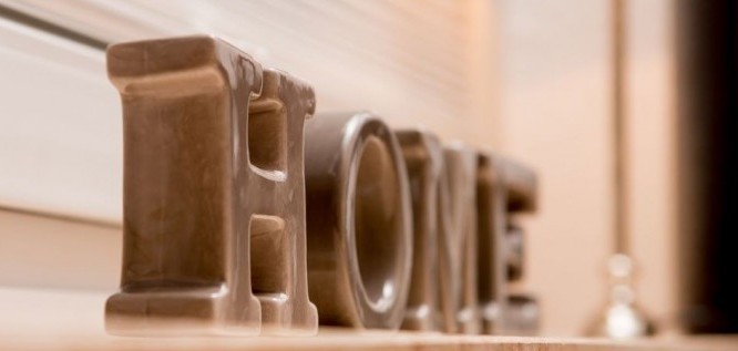 Dekorationselement bildet das Wort ‘Home‘ im Kuschel-Appartement des Wellness Resort Romantischer Winkel im Harz, Bad Sachsa