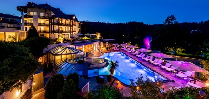 01-romantischer-winkel-aussenpool-laguna-spa-abend