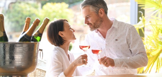 Paar an der Poolbar im Wellness Resort Romantischer Winkel in Bad Sachsa im Harz