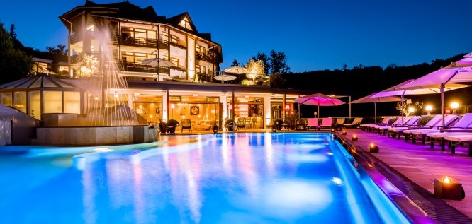 RoWi_Blick-auf-Außenpool-Laguna-SPA-Abend-I_Copyright_Romantischer_Winkel