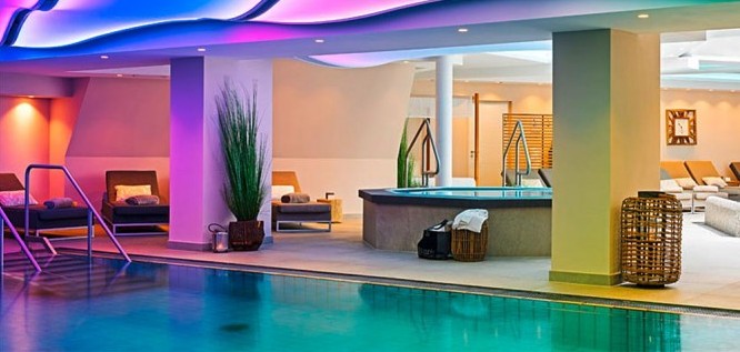 Das Schwimmbad in farbigem Licht im Wellness Resort Romantischer Winkel im Harz, Bad Sachsa