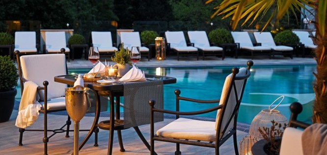 Gedeckter Tisch am Außenpool des Wellness Resort Romantischer Winkel im Harz, Bad Sachsa