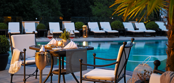 Für zwei Personen gedeckter Tisch am Außenpool des Wellness Resort Romantischer Winkel im Harz, Bad Sachsa