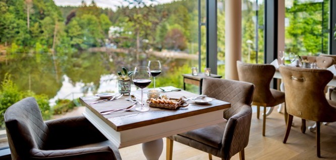 Tisch mit Ausblick zum See und ins Grüne im Restaurant des Wellness Resort Romantischer Winkel im Harz, Bad Sachsa