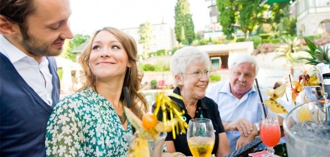 Familie mit Cocktails auf der Terrasse des Wellness Resort Romantischer Winkel im Harz, Bad Sachsa