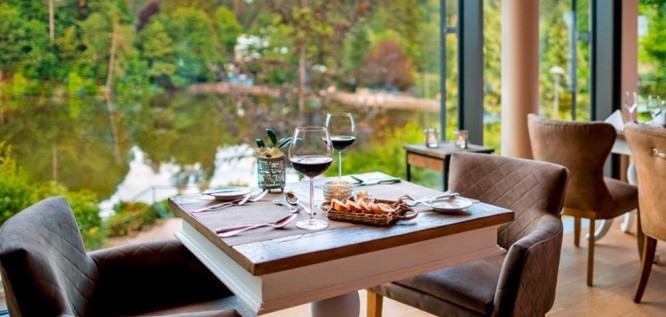 Restauranttisch mit Seeblick im Wellness Resort Romantischer Winkel im Harz, Bad Sachsa