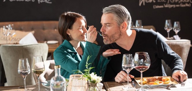 Romantischer Winkel - Bad Sachsa - Harz - Paar beim Abendessen in der Vinothek