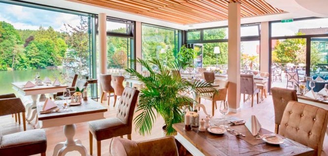 Restaurant mit Blick in den Wald des Wellness Resort Romantischer Winkel im Harz, Bad Sachsa