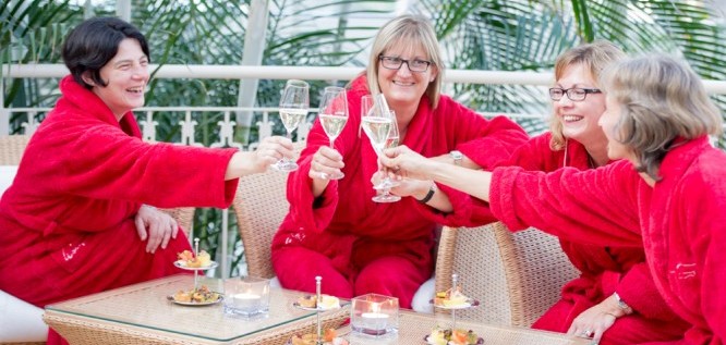 Vier Freundinnen stoßen mit Sekt an im Wellness Resort Romantischer Winkel in Bad Sachsa im Harz
