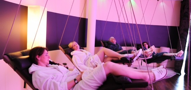 Gäaste im Licht & Klangraum des Wellness Resort Romantischer Winkel in Bad Sachsa im Harz