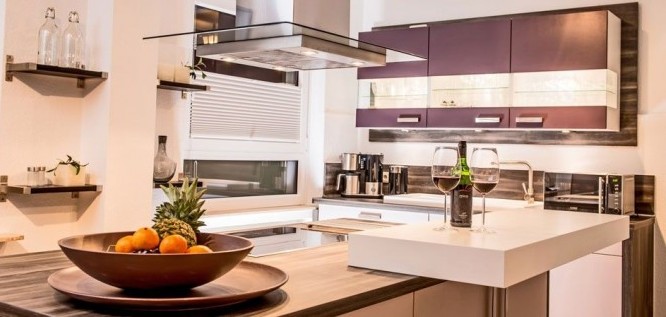 Obstschale und Weingläser in der Appartement Küche des Wellness Resort Romantischer Winkel im Harz, Bad Sachsa