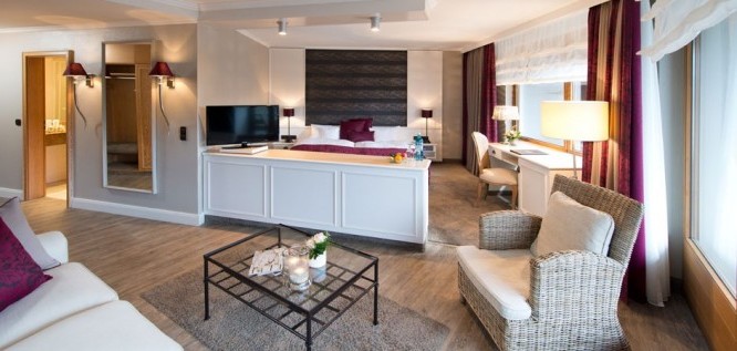 View into the Panorama Junior Suite with double bed and seating at the Wellness Resort Romantischer Winkel in the Harz Mountains, Bad Sachsa