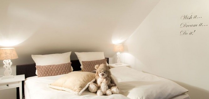 Doppelbett mit Kuscheltier im Schlafzimmer des Wohlfühl-Appartement im Wellness Resort Romantischer Winkel im Harz, Bad Sachsa 