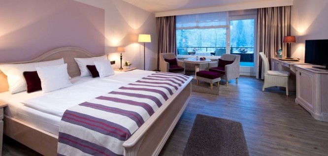 Doppelzimmer mit Balkon und Blick in den Park im Wellness Resort Romantischer Winkel im Harz, Bad Sachsa
