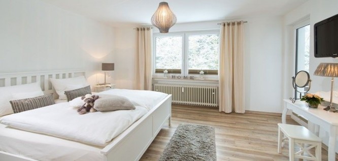 Blick ins Schlafzimmer des Genießer-Appartement im Wellness Resort Romantischer Winkel im Harz, Bad Sachsa