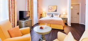 Das Schlösschen Zimmer mit Doppelbett und Polstersesseln im Wellness Resort Romantischer Winkel im Harz, Bad Sachsa