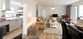 Blick ins Genießer-Appartement im Wellness Resort Romantischer Winkel im Harz, Bad Sachsa, die Küche ist durch eine Wand vom Wohnzimmer getrennt