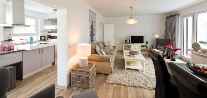 Blick ins Genießer-Appartement im Wellness Resort Romantischer Winkel im Harz, Bad Sachsa, die Küche ist durch eine Wand vom Wohnzimmer getrennt