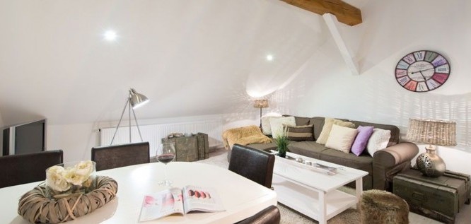 Das Wohnzimmer mit Sofa und Esstisch  im Wohlfühl-Appartement des Wellness Resort Romantischer Winkel im Harz, Bad Sachsa 