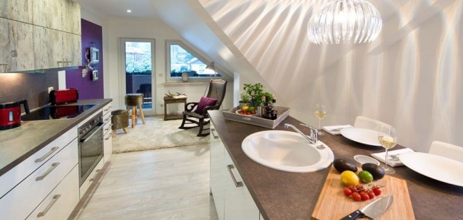 Die Küche im Wohlfühl-Appartementmit Blick zum Balkon im Wellness Resort Romantischer Winkel im Harz, Bad Sachsa 