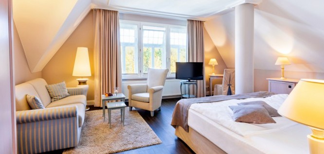 The cosily furnished Schlösschen room with a view of the lake at the Romantischer Winkel wellness resort in the Harz mountains, Bad Sachsa.