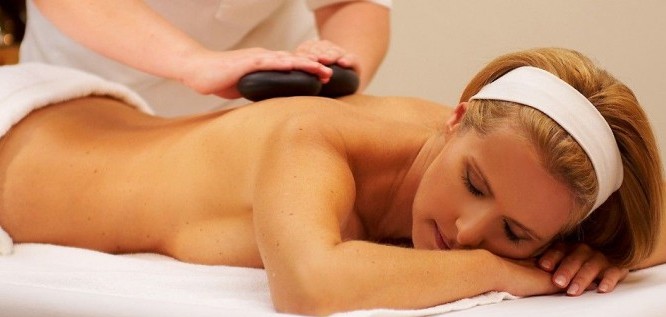 Entspannte Hot Stone Massage im Schüle's Gesundheitsresort & Spa – Allgäu | Bayern