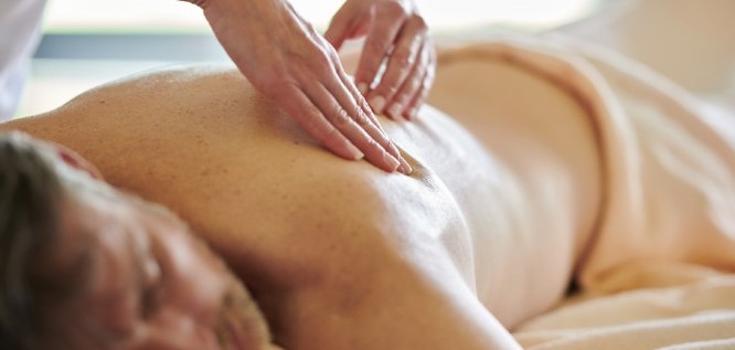 Mann genießt entspannende Massage im Spa-Bereich – Schüle's Gesundheitsresort & Spa – Allgäu | Bayern